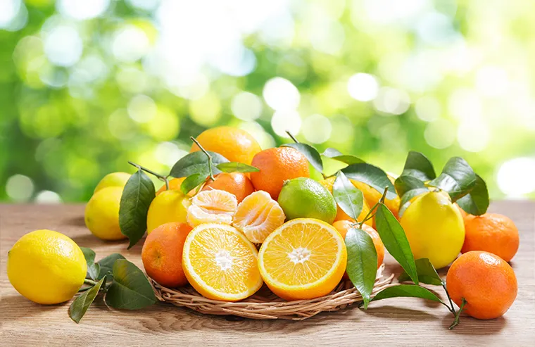 テーブルの上の新鮮な柑橘類