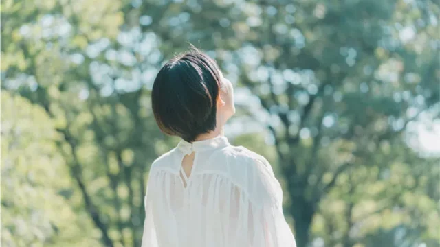 守られている女性