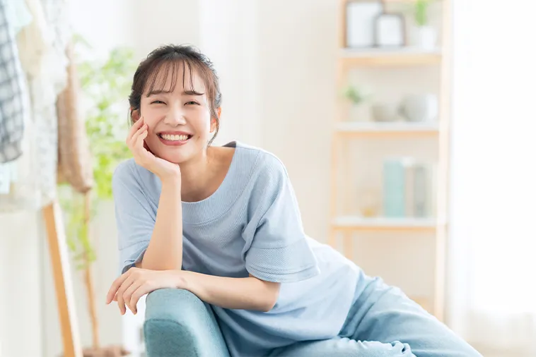 ソファでくつろぐ女性