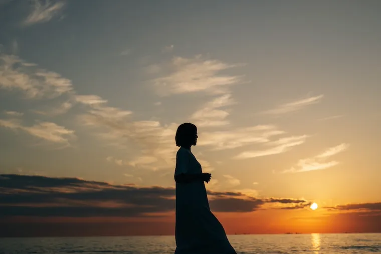 海辺を歩く女性